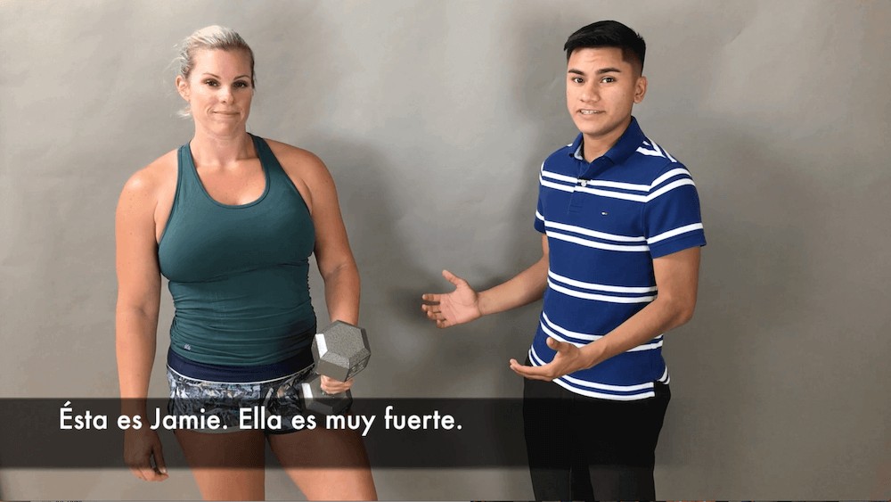 Spanish Descriptive Adjectives Video Ésta es Jamie. Ella es muy fuerte. Woman holding a 20 pound weight.